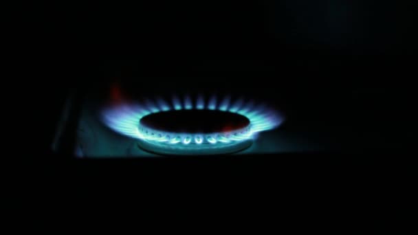burning gas burner on a gas stove at night - Imágenes, Vídeo