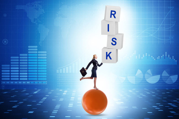 Концепция управления рисками с балансирующим бизнесменом - Фото, изображение