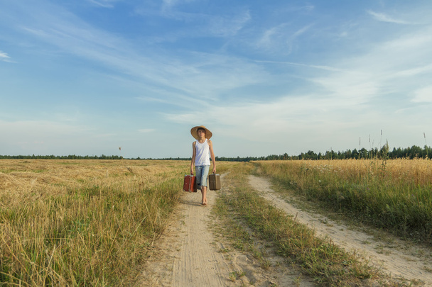 Adolescente viajante a pé na estrada do campo
 - Foto, Imagem