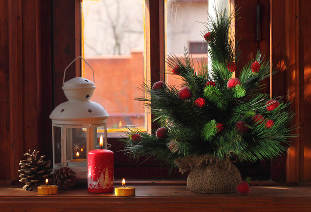 Malé lampy, svíčky, kužely a dekorativní kožešiny strom - Fotografie, Obrázek
