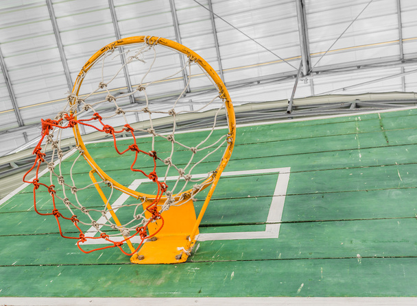placa de basquete verde velho com aro
   - Foto, Imagem