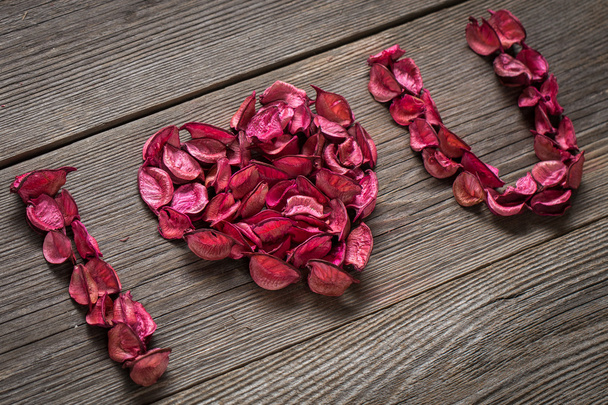 Eu amo você título feito de potpourri rosa na textura de madeira
 - Foto, Imagem