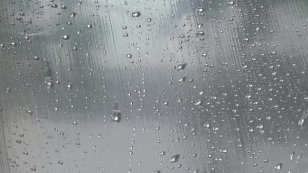 Σταγονίδια νερού από βροχή για γυαλί ρέει προς τα κάτω μακροεντολή - Πλάνα, βίντεο