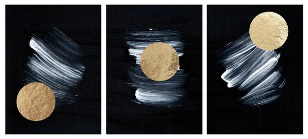 抽象白ストロークと金の円を持つ3つの黒の絵画とミニマリストの壁。幾何学的形状、手描き。装飾の芸術. - 写真・画像