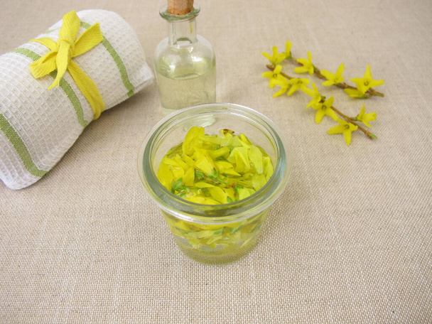 Facial toner with active ingredients from the flowers of forsythia - Foto, Imagen