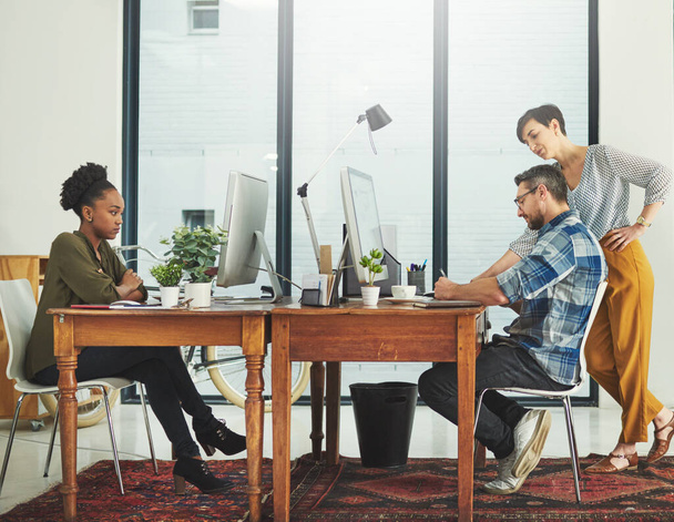 Творческое рабочее пространство. группа творческих людей, работающих в современном офисе - Фото, изображение