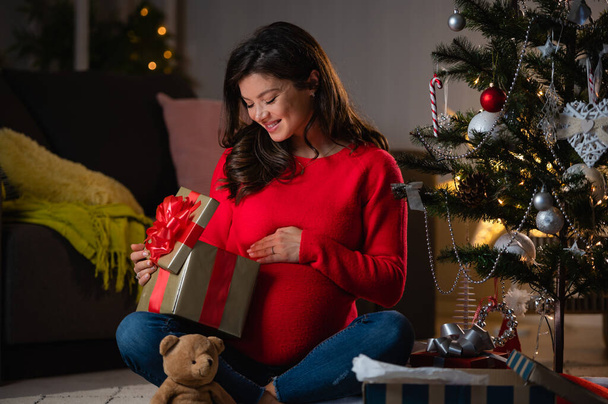 gyönyörű terhes nő nyitott ajándék - Fotó, kép