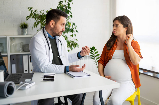 pregnant woman visiting doctor for check up - Foto, afbeelding
