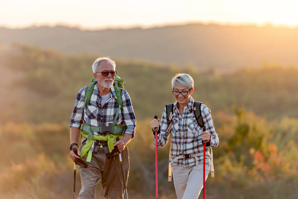 Glückliches Seniorenpaar wandert in den Bergen - Foto, Bild