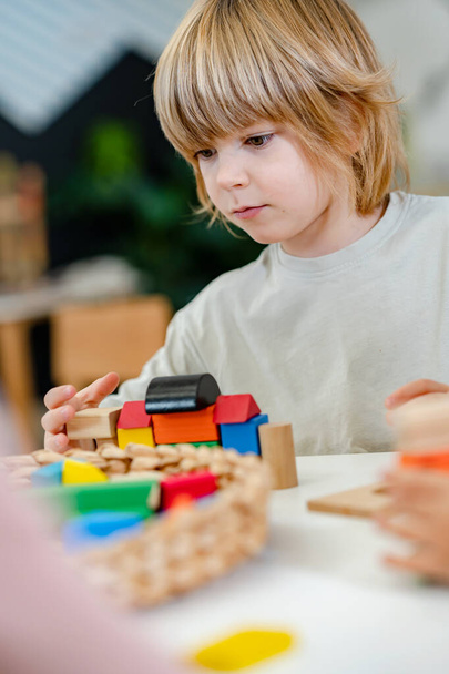 niños jugando con bloques de madera en el jardín de infantes - Foto, imagen