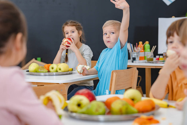 Kinder essen Obst in der Mittagspause im Kindergarten - Foto, Bild