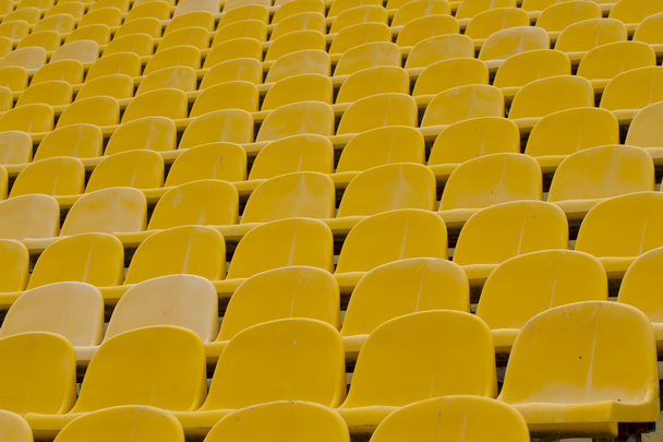 Пустые скамейки, желтый стадион
. - Фото, изображение