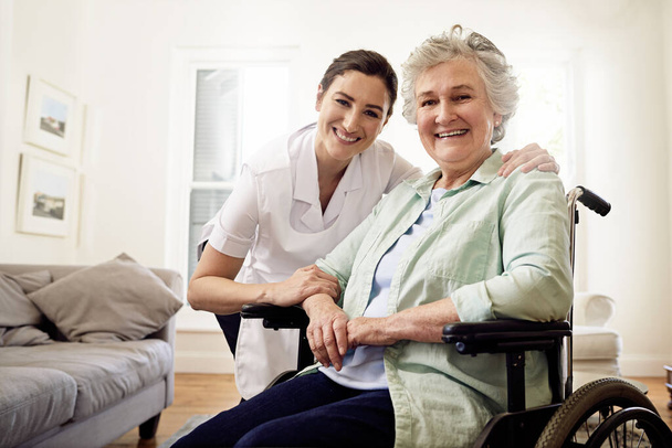 Πορτρέτο, φροντιστής και γυναίκα σε αναπηρική καρέκλα για ιατρική αναπηρία, ευεξία ή υποστήριξη στο γηροκομείο. Ευτυχής νοσηλεύτρια που φροντίζει ασθενείς με αναπηρία, ηλικιωμένους ή ηλικιωμένους στην κλινική αποκατάστασης. - Φωτογραφία, εικόνα