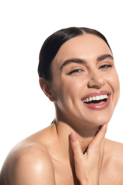šťastná mladá žena s přirozeným make-upem a otevřenými ústy smích izolované na bílém - Fotografie, Obrázek