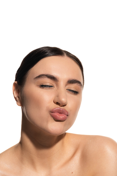 brunetta giovane donna con impeccabile trucco naturale labbra bronzanti isolate su bianco  - Foto, immagini