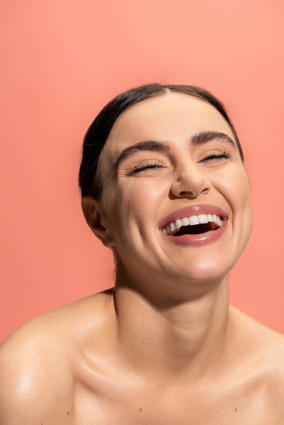 portré boldog fiatal nő csupasz vállak nevetés elszigetelt rózsaszín  - Fotó, kép