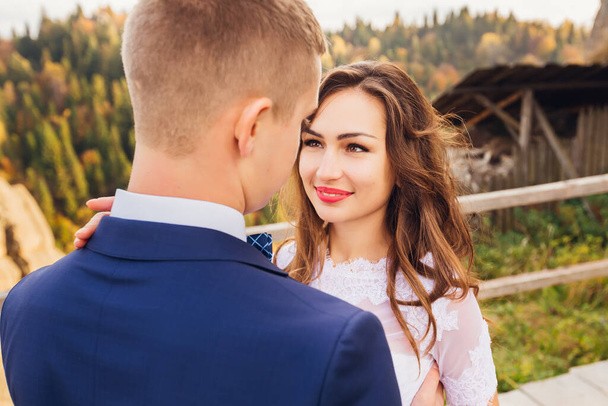 a noiva olha no amor para o noivo durante a cerimônia de casamento contra o pano de fundo da natureza - Foto, Imagem