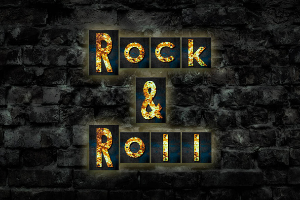 Rock and Roll. Parole fatte con lettere arrugginite di ferro, su vecchie mura di mattoni d'epoca. Direzione nella musica. Stile musicale. Elemento di design. - Foto, immagini