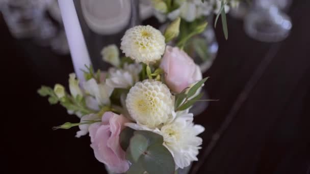 Egy nagyon szépen berendezett esküvői asztal találkozók gyönyörű dekoráció tányérokkal és szalvétákkal a tavaszi kertben. Gyönyörű virágok az asztalon az esküvő napján. Az elegáns vacsoraasztal. Esküvő napja - Felvétel, videó