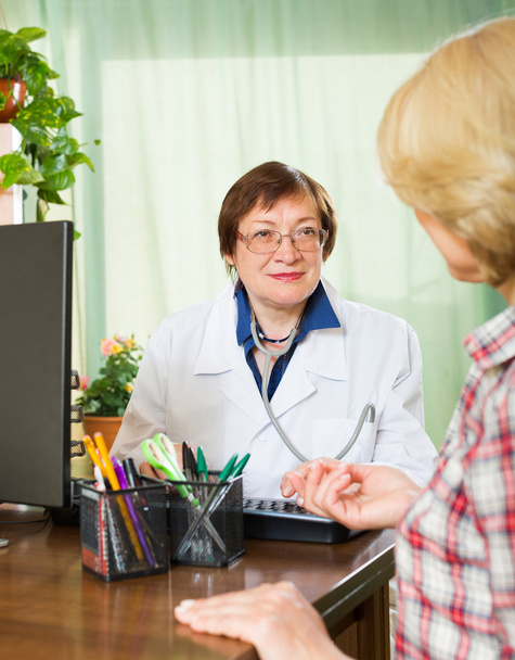 Doktor žena mluví s pacientem - Fotografie, Obrázek