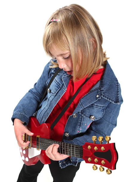 Маленькая девочка играет на гитаре - Фото, изображение