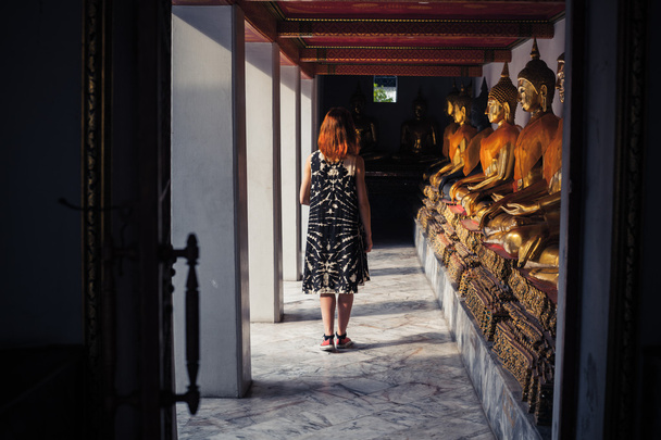 Woman exploring buddhist temple - Fotografie, Obrázek