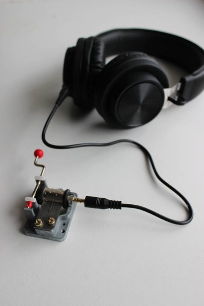 Połączenie między korbą Musical Box i słuchawki pionowe Zdjęcie   - Zdjęcie, obraz