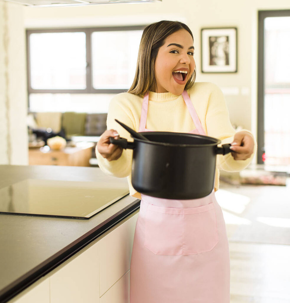 melko latina kokki nainen ruoanlaitto kotona - Valokuva, kuva