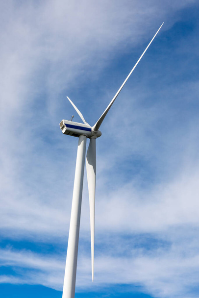 Matala näkymä tuuliturbiinille, siniselle taivaalle ja pilville - Valokuva, kuva