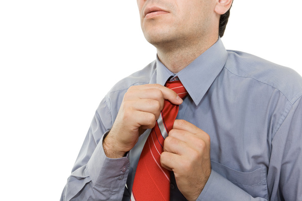 Homme ajustant cravate rouge
 - Photo, image