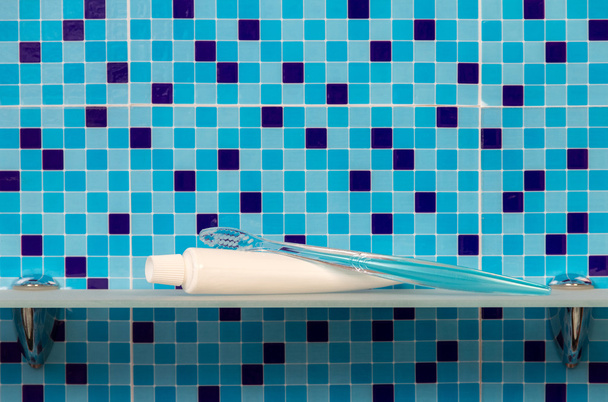 Зубна щітка на скляній полиці
 - Фото, зображення