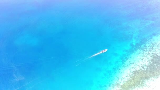 Човен пливе навколо острова Менджанган у Балі. Індонезія. Повітряні кадри з дроном.. - Кадри, відео