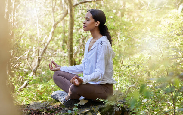 Zen, Meditation und Frau in der Natur oder im Wald in Ruhe, spirituell und Yoga für Bewusstsein und Glauben. Achtsamkeit, Wald und weibliche Person entspannen in grünen Bäumen für Wellness und gesunden Lebensstil. - Foto, Bild
