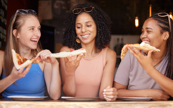 Kobieta, przyjaciele i uśmiech na pizzę, jedzenie lub jedzenie w restauracji razem w przyjaźni. Szczęśliwe głodne kobiety uśmiechnięte i relaksujące się na randce zabawy, towarzyskich lub bonding w kawiarni korzystających włoski posiłek. - Zdjęcie, obraz