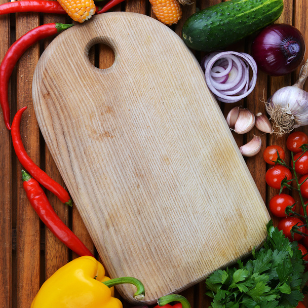 Fresh vegetables and cutting board - Fotoğraf, Görsel