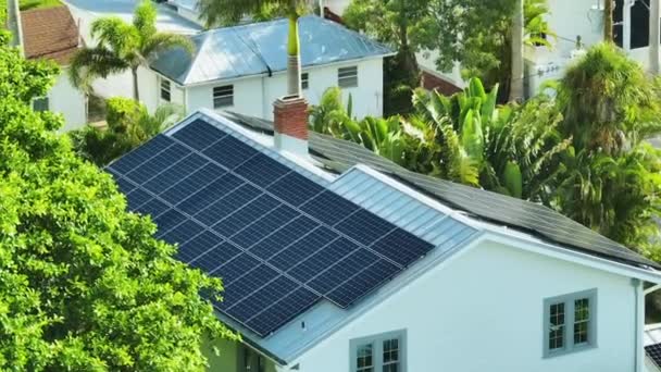 Widok z lotu ptaka na nowy amerykański dach domowy z niebieskimi panelami fotowoltaicznymi do produkcji czystej ekologicznej energii elektrycznej. Odnawialna energia elektryczna z koncepcją zerowej emisji. - Materiał filmowy, wideo