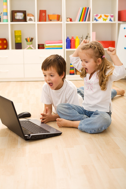 Stressed kids about to win online game - Foto, afbeelding