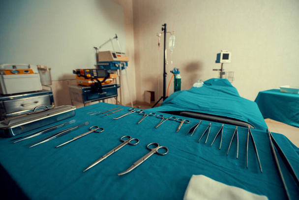 Стерильна операційна кімната в лікарні демонструє набори медичного хірургічного обладнання, розташованого на столі. Кімната хірургії з хірургічними інструментами фон для медичного призначення
. - Фото, зображення