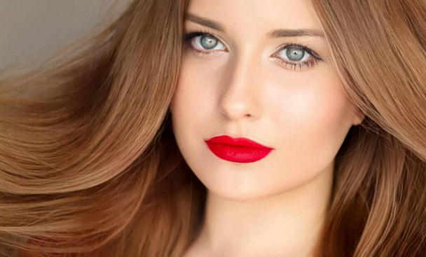 Kapsel, schoonheid en haarverzorging, mooie vrouw met lang gezond haar, model met matte rode lippenstift make-up, glamour portret voor kapsalon en haarverzorging. - Foto, afbeelding