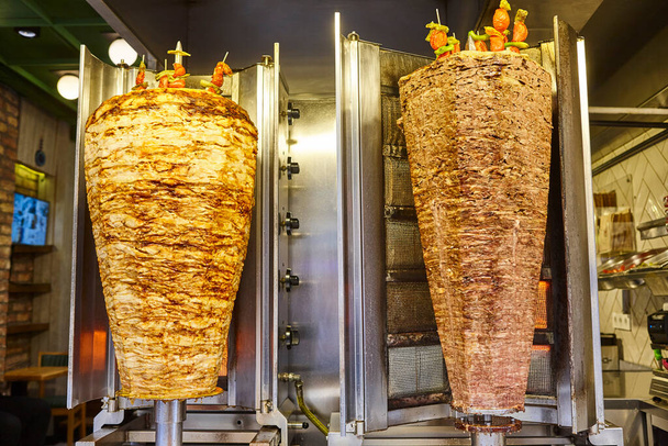 Kebab griloval topení. Pečené jídlo. Pouliční jídlo v Istanbulu. Turecko - Fotografie, Obrázek