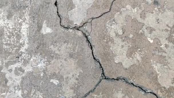 Popraskané betonové podlahové betonové zdi rozbité na vnější efekt se zemětřesením - Záběry, video