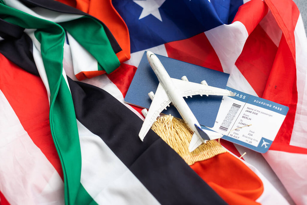 Banderas nacionales de los EAU, EE.UU., avión de juguete y pasaportes. - Foto, imagen