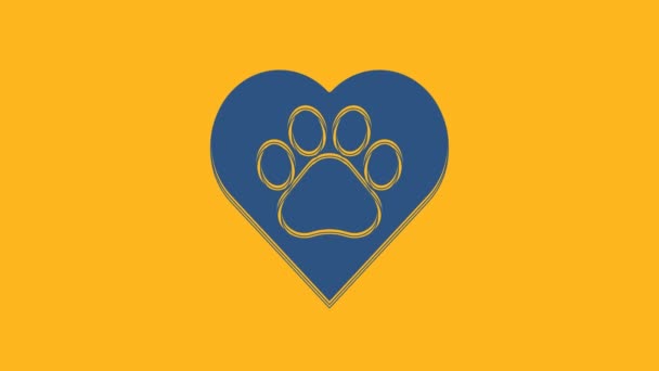 Kék Szív állatokkal lábnyom ikon elszigetelt narancssárga alapon. Mancs a szívben. Szeretettel az állatoknak. 4K Videó mozgás grafikus animáció. - Felvétel, videó