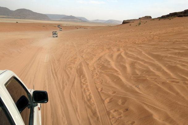 turisti in cerca di avventure nel deserto della Giordania
 - Foto, immagini