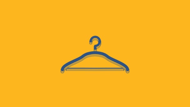 Blauwe Hanger garderobe pictogram geïsoleerd op oranje achtergrond. Cloakroom icoon. Kleding service symbool. Wasserij hangerbord. 4K Video motion grafische animatie. - Video