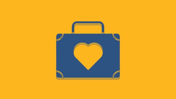 Valise bleue pour les voyages avec icône cardiaque isolée sur fond orange. Symbole de lune de miel. Panneau des bagages de voyage. Icône bagages de voyage. Animation graphique de mouvement vidéo 4K. - Séquence, vidéo