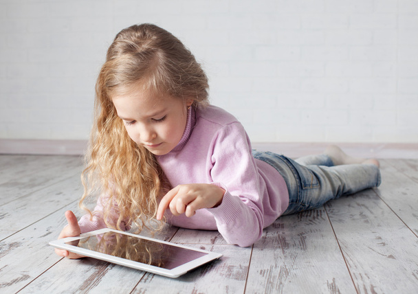 Child with tablet pc - Foto, imagen