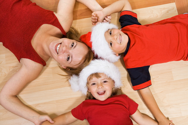 Família no chão no Natal
 - Foto, Imagem