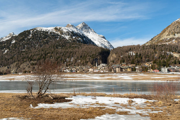 Silvaplana, Svizzera, 21 febbraio 2023 Splendido paesaggio invernale con un lago ghiacciato di Silvaplana - Foto, immagini