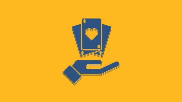 Mão azul segurando o ícone de cartas de baralho isolado no fundo laranja. Projeto do jogo do casino. Animação gráfica em movimento de vídeo 4K. - Filmagem, Vídeo